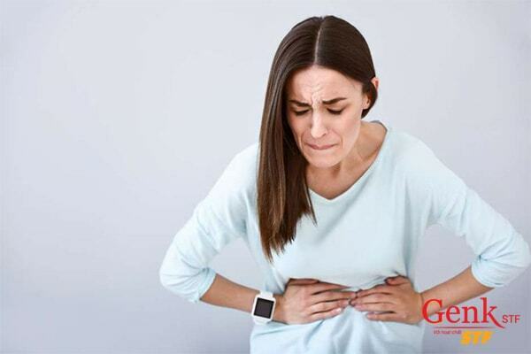 Đau ở vùng bụng dưới rốn là dấu hiệu điển hình của ung thư đại tràng