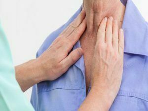 Nên kiểm tra khoang miệng và hầu họng thường xuyên bằng cách soi gương và đi kiểm tra bác sĩ định kì