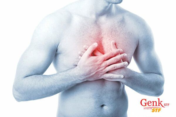 Đau hoặc khó chịu ở phần giữa của ngực có thể là do ung thư thực quản gây ra