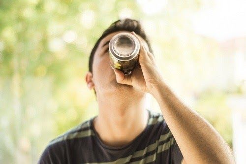 Người bị viêm loét dạ dày tá tràng nên hạn chế cà phê và các loại đồ uống có ga.