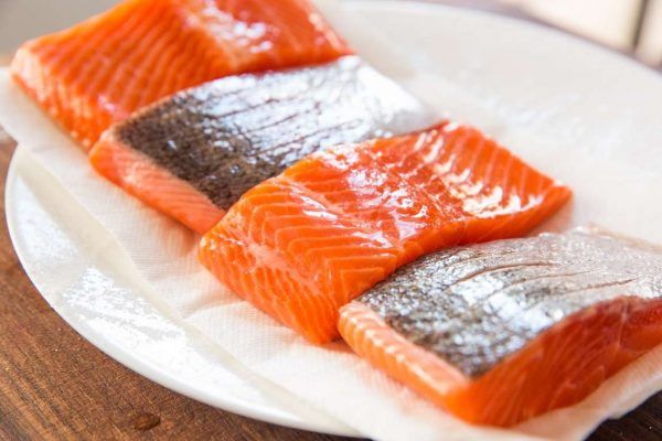 Thịt cá hồi, cá ngừ là thức ăn giảm mỡ máu hiệu quả