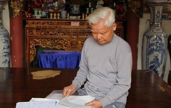 Ông Tuyển lục túi hồ sơ kể lại những ngày đầu phát bệnh ung thư tiền liệt tuyến