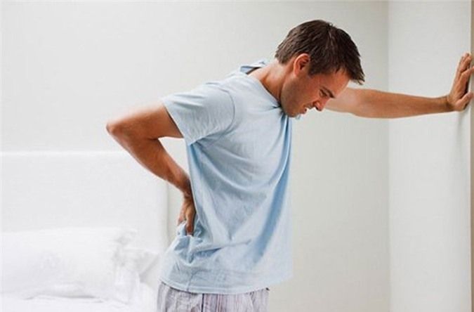Đau lưng, hông là một trong những dấu hiệu ung thư tuyến tiền liệt