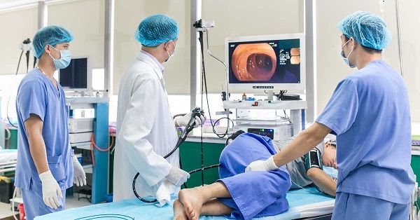 Nội soi trực tràng là phương pháp thăm dò chức năng trực tiếp sử dụng ống soi mềm có kích thước nhỏ, khoảng 1cm qua đường hậu môn