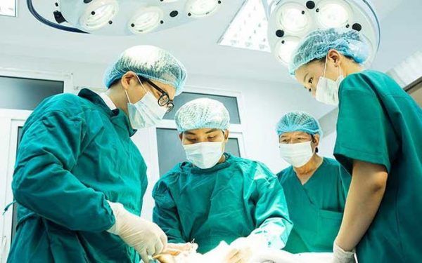 Phẫu thuật là phương pháp điều trị phổ biến cho các trường hợp ung thư xương nhằm loại bỏ các khối u ác tính.