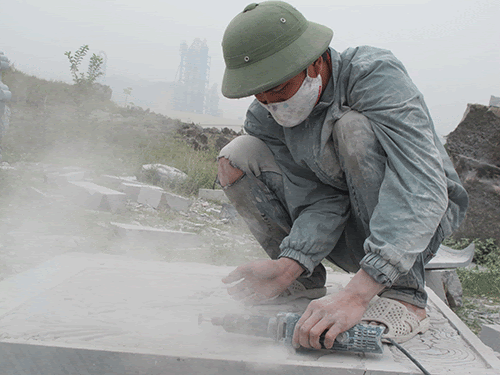Những người làm việc trong mỗi trường độc hại, không che chắn và bảo vệ mắt kỹ lưỡng cũng là đối tượng dễ mắc ung thư mắt