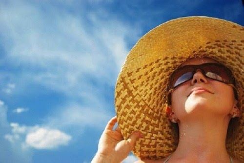 Cần bảo vệ mắt bằng cách đeo kính râm hoặc đội mũ khi ra nắng sẽ giúp phòng tránh tác động của tia UV, ngăn ngừa ung thư mắt hiệu quả