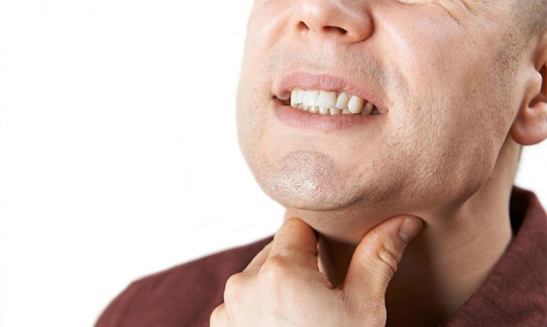Xuất hiện khối u vùng họng là một trong những triệu chứng ung thư thanh quản