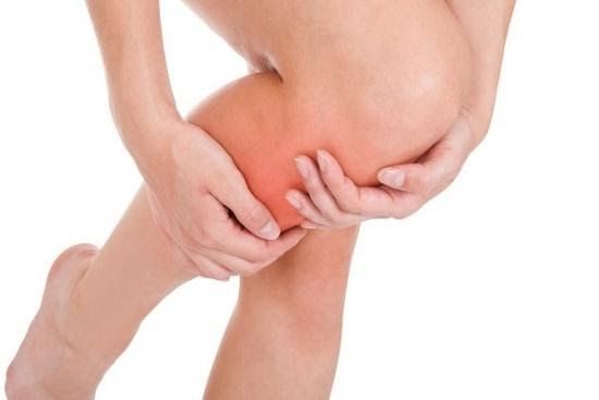Đau và sưng ở vùng xương bị ảnh hưởng là triệu chứng phổ biến nhất của ung thư xương