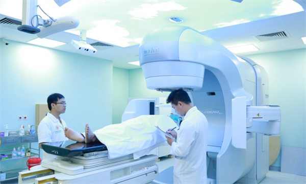 Xạ trị là sử dụng tia X năng lượng cao hoặc các hạt phân tử khác để tiêu diệt các tế bào ung thư