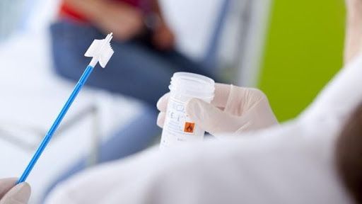 Nên thực hiện xét nghiệm Pap định kỳ, bắt đầu từ 21 tuổi (đã quan hệ tình dục) duy trì cho tới 65 tuổi