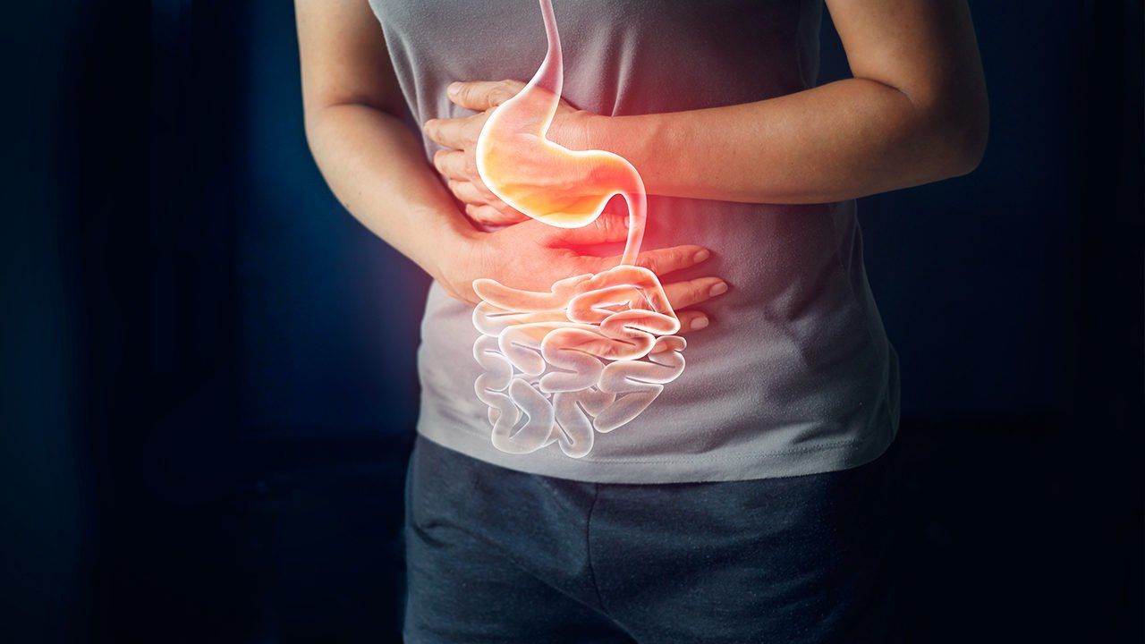 Đau quặn bung, sụt cân, mệt mỏi, ăn uống kém, đi ngoài ra máu,... là những triệu chứng ung thư dạ dày giai đoạn cuối