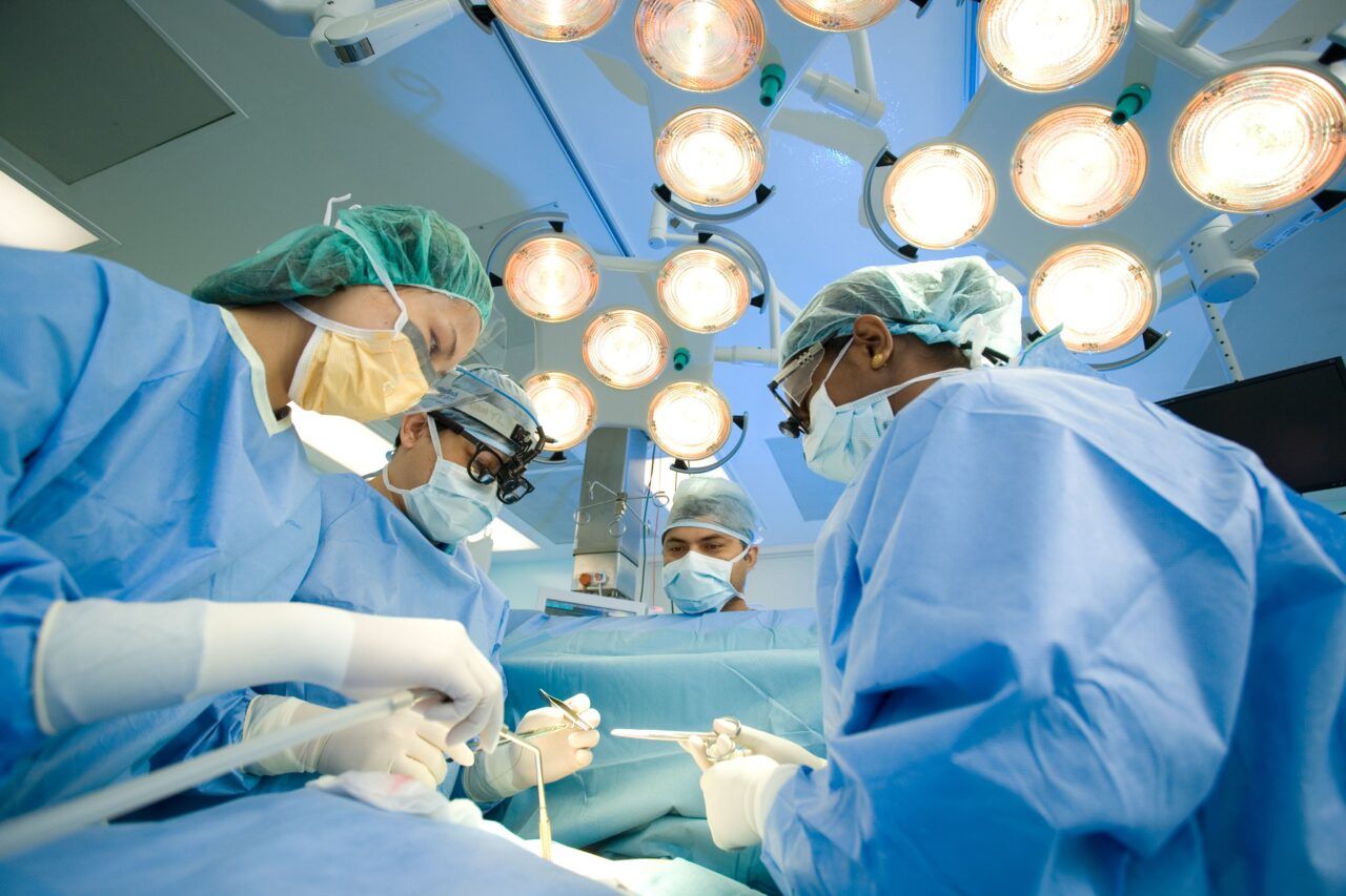 Phẫu thuật là một trong những phương pháp chính điều trị bệnh ung thư đại tràng