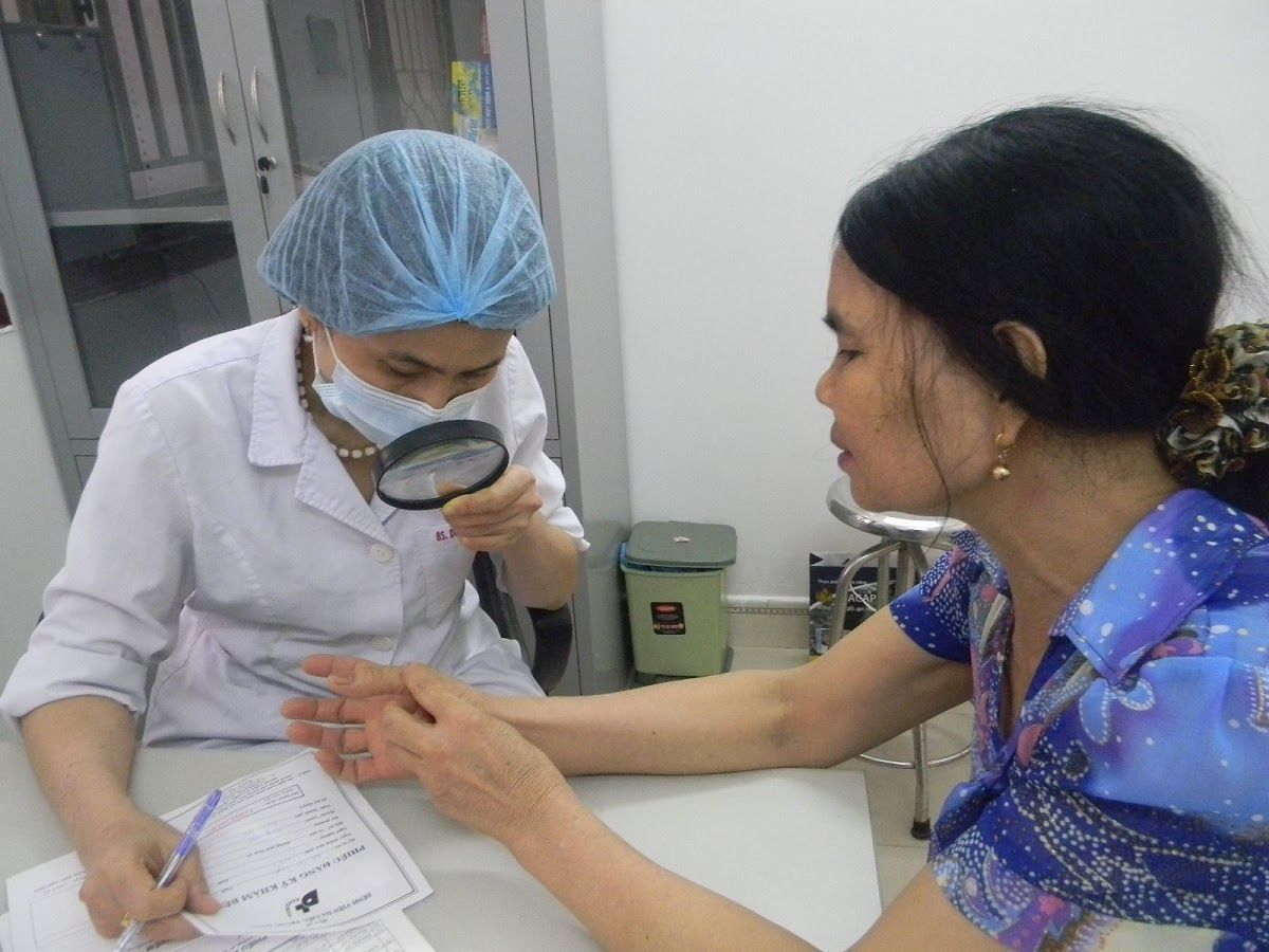Bác sĩ sẽ kiểm tra xung quanh nơi bị sưng và tiền sử bệnh cá nhân, gia đình