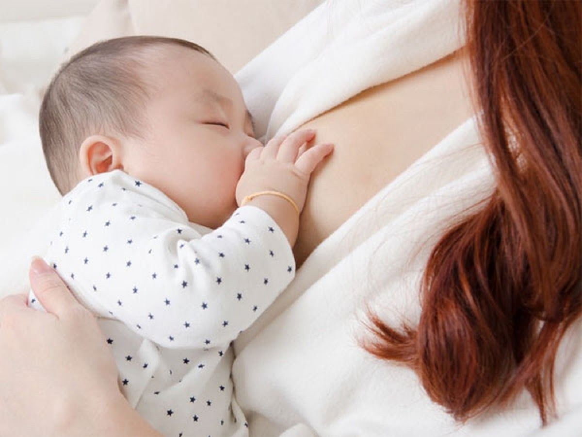Bú sữa mẹ là cách tăng sức đề kháng cho bé tốt nhất
