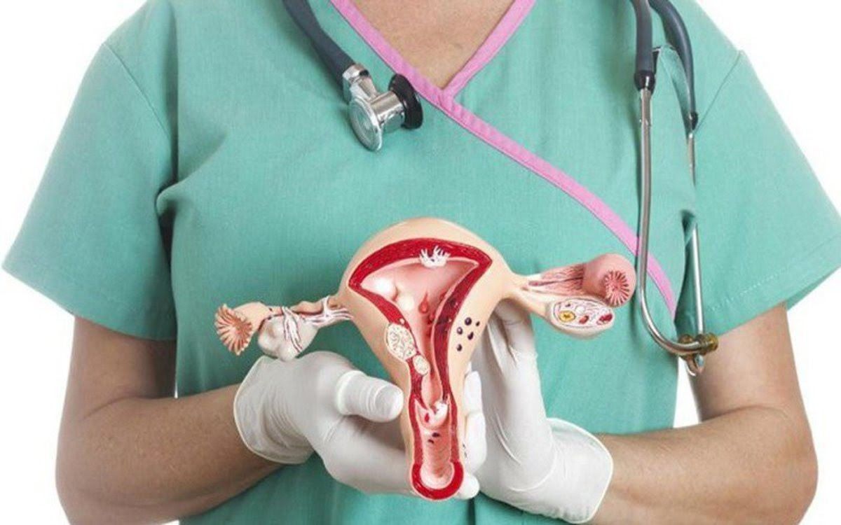 Đau bụng dưới hoặc đau vùng chậu là dấu hiệu ung thư buồng trứng