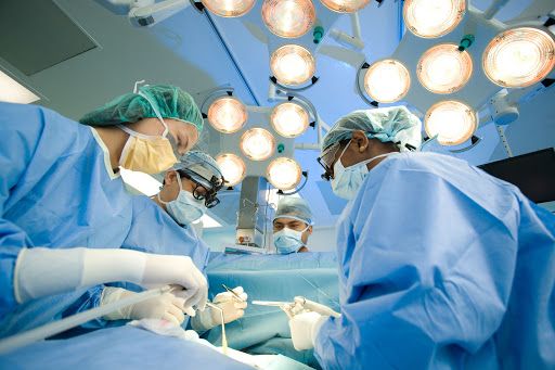 Phẫu thuật là phương pháp chính điều trị ung thư vú