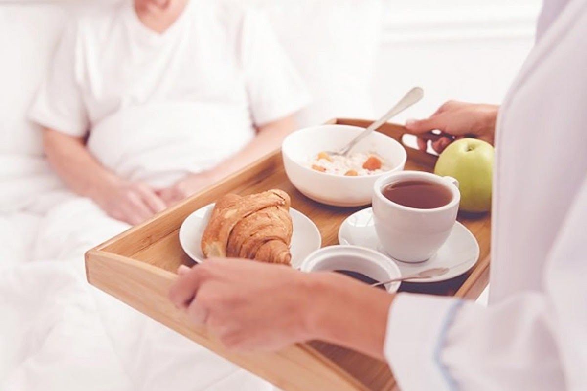 Trong trường hợp bệnh nhân cảm thấy khó khăn hãy xay nhuyễn hoặc băm nhỏ thức ăn để bệnh nhân ăn uống dễ dàng hơn