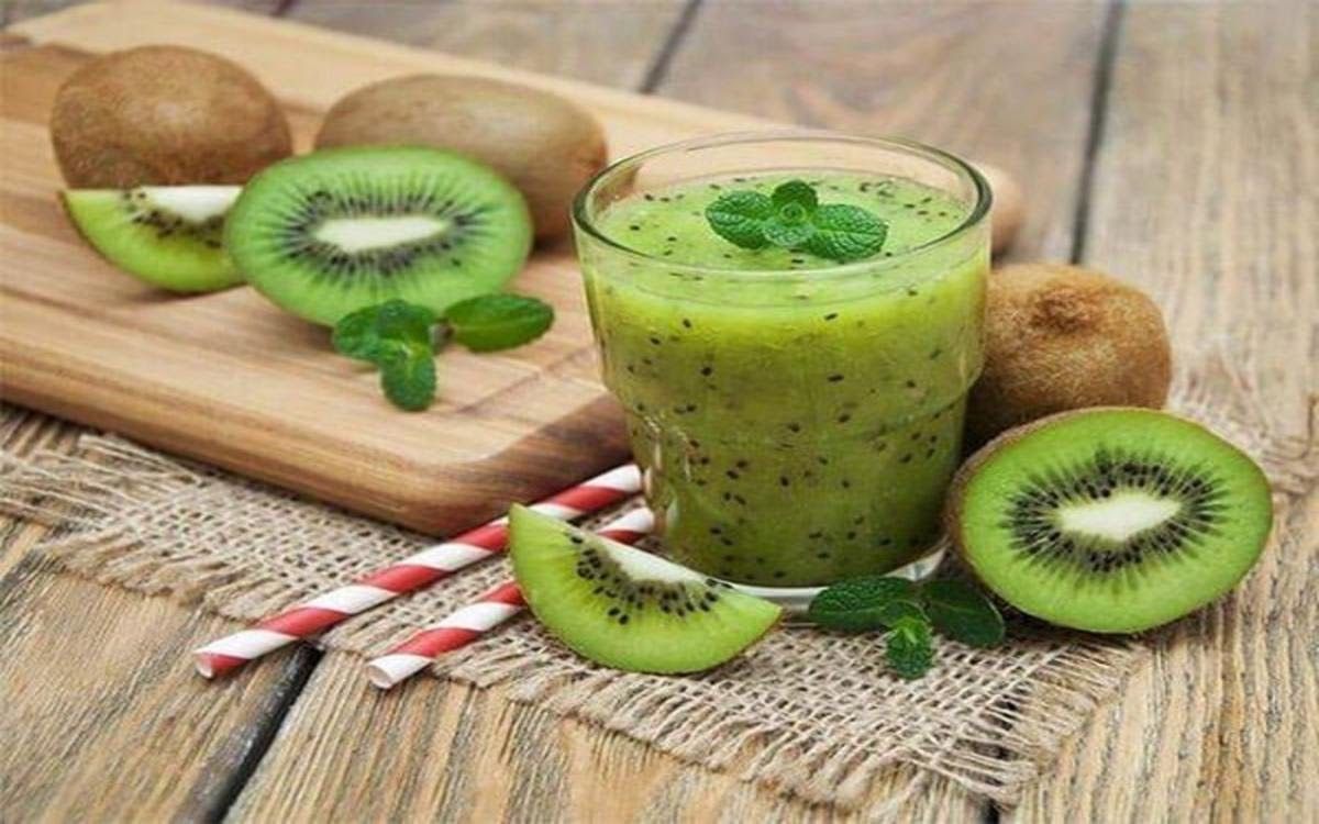 Bổ sung vitamin C với nước ép kiwi và táo đỏ