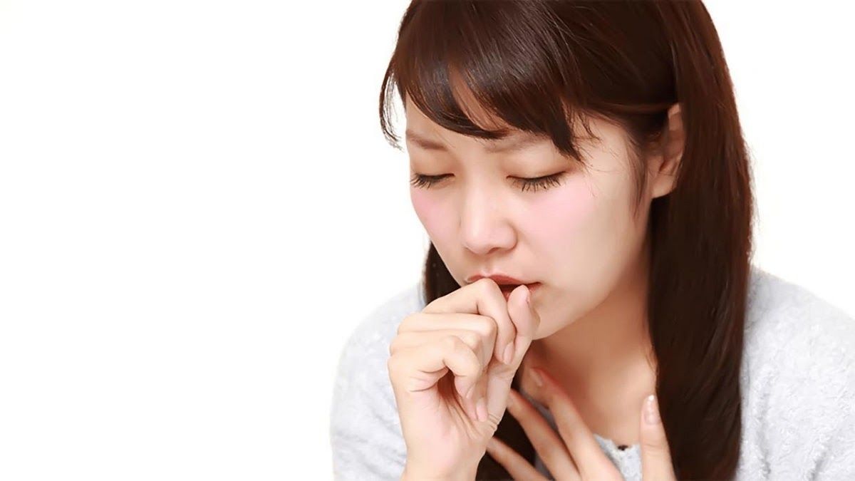 Ho kéo dài, ho ra máu là triệu chứng ung thư phổi thường gặp