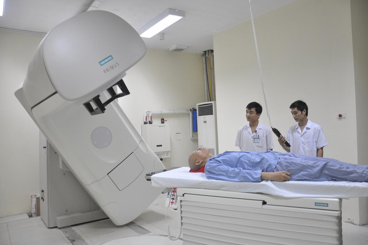 Bệnh nhân ung thư phổi giai đoạn cuối có thể được xạ trị để thu nhỏ khối u và giảm nhẹ triệu chứng