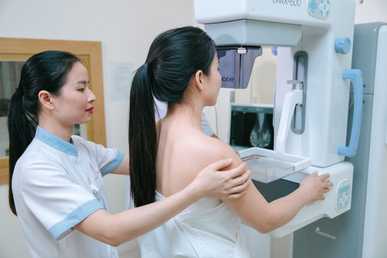 Rọi khám vú để chẩn đoán ung thư vú