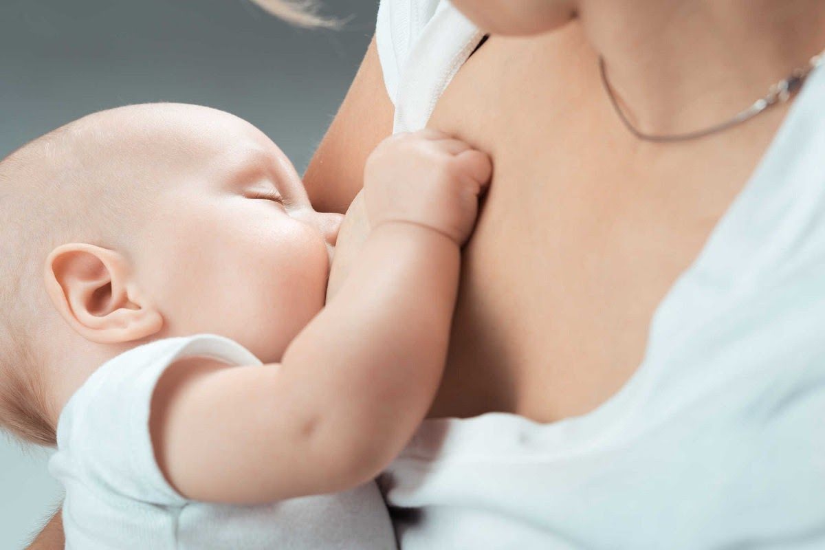 Một trong những bí quyết giúp tăng cường sức đề kháng cho trẻ dưới 1 tuổi là cho trẻ bú mẹ hoàn toàn trong 6 tháng đầu đời