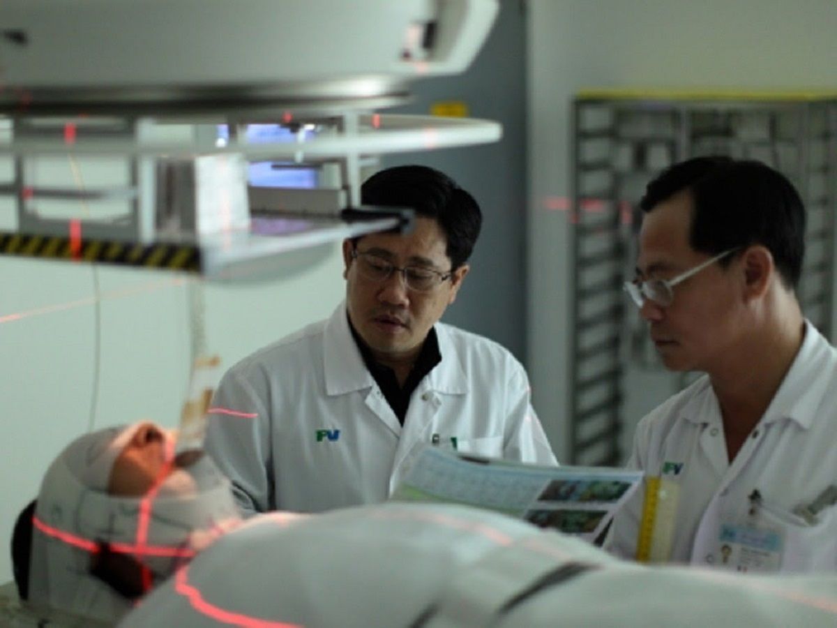 Tác dụng phụ của việc điều trị có thể gây rụng tóc, buồn nôn, chán ăn, mệt mỏi.