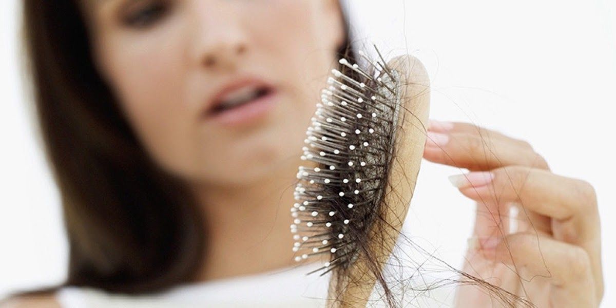 Rụng tóc là một trong những tác dụng phụ thường xuyên gặp phải khi xạ trị ung thư não