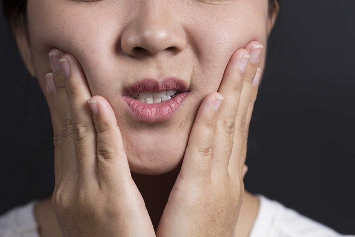 Đau miệng, trong miệng có nhiều vết loét, khó mở miệng là những dấu hiệu ung thư miệng