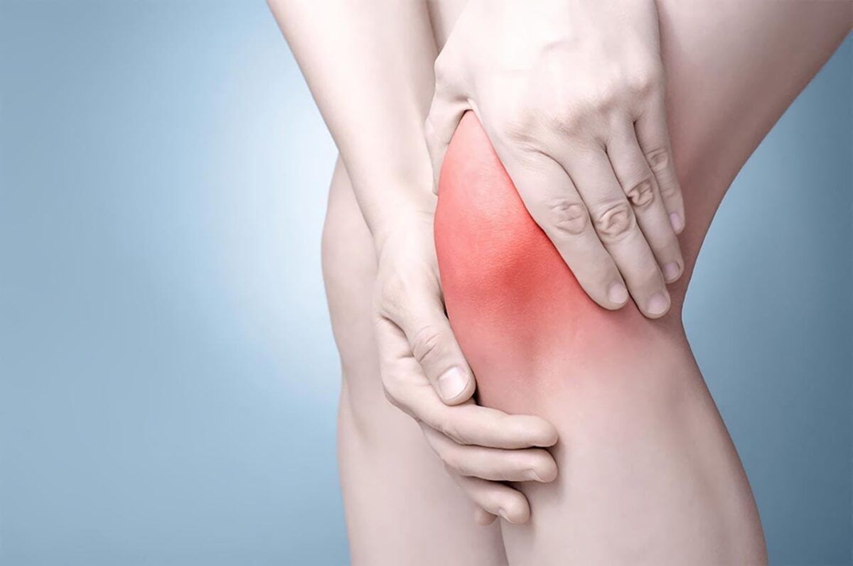 Triệu chứng điển hình của ung thư xương là các cơn đau nhức, tê bì chân tay