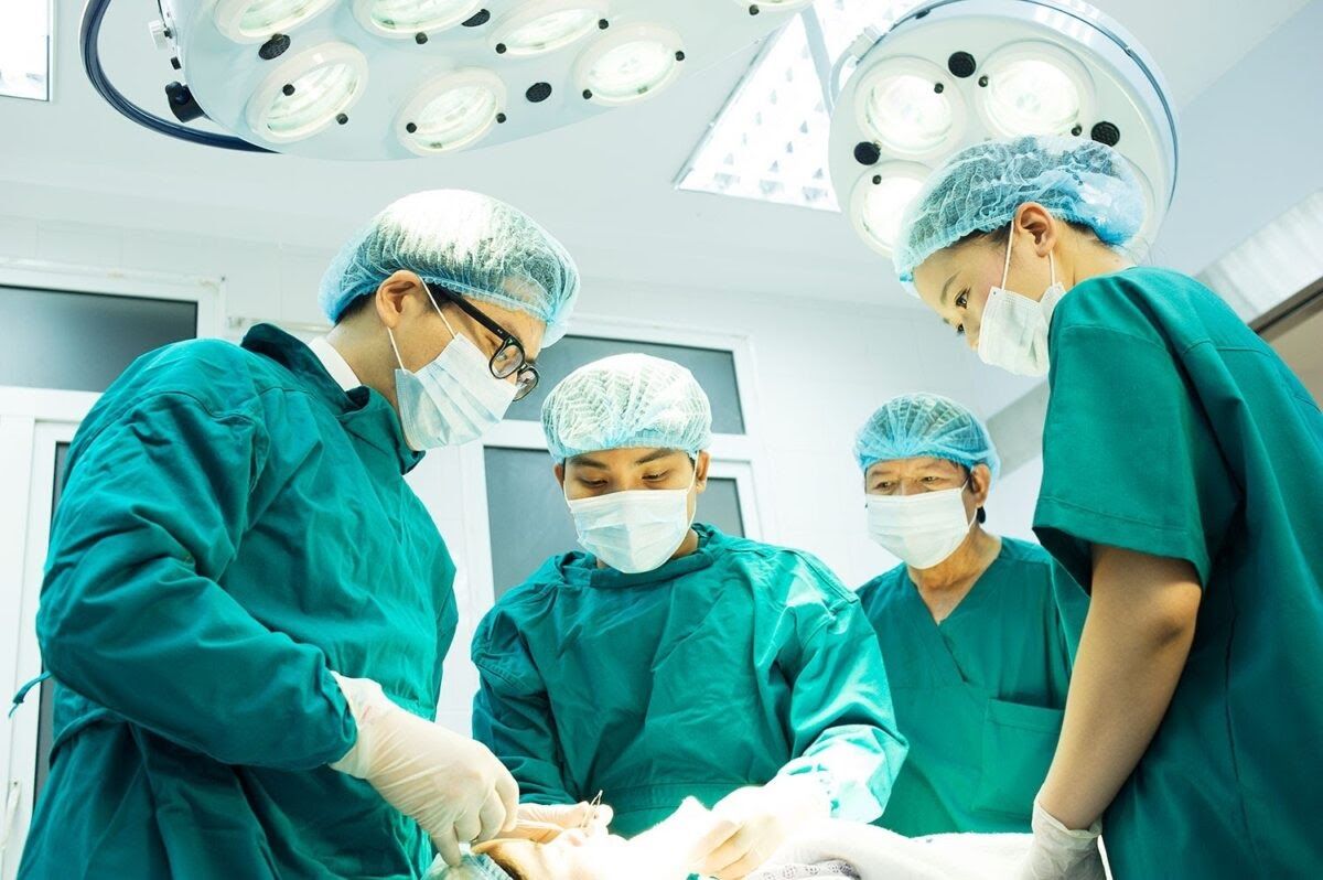 Phẫu thuật là phương pháp chủ yếu để sử dụng trong việc chữa trị