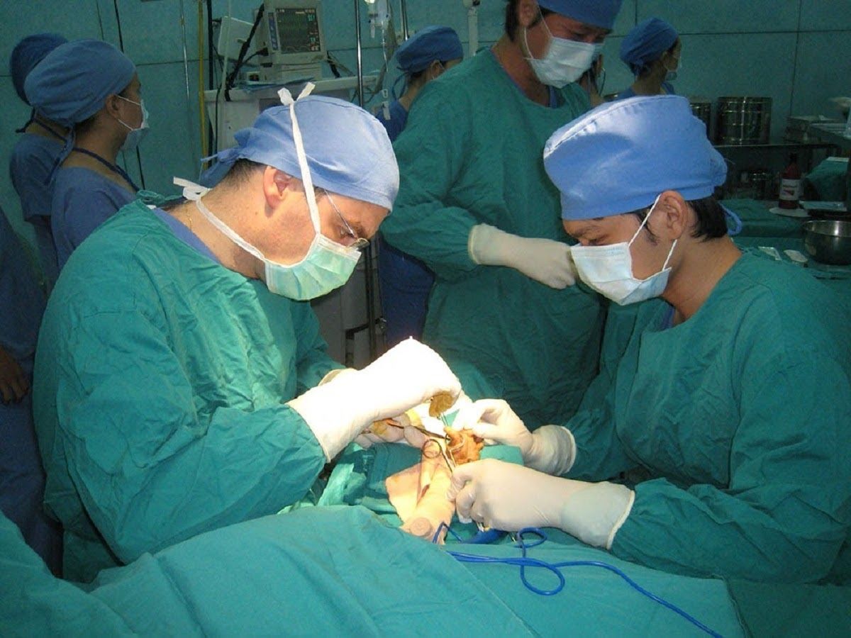 Phẫu thuật là phương pháp thường được áp dụng cho bệnh nhân ung thư thận