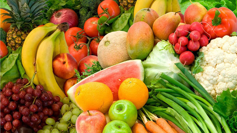 Bổ sung rau quả tươi trong mỗi bữa ăn cung cấp các vitamin có lợi cho hệ miễn dịch