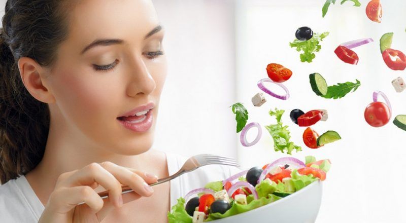Chế độ ăn uống lành mạnh sẽ giúp bạn hạn chế những biến chứng của bệnh