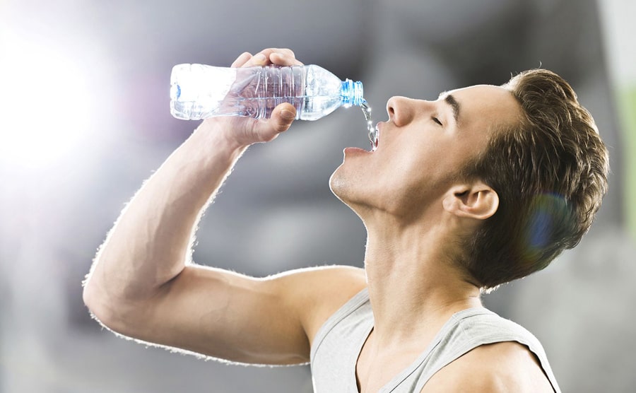 Uống nhiều nước là cách đơn giản nhất giúp tăng cường sức đề kháng 