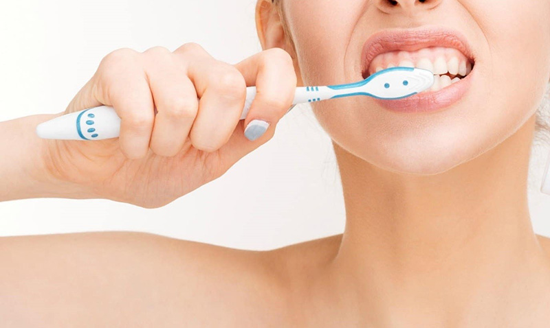 Vệ sinh răng miệng không đúng cách là nguyên nhân gây bệnh