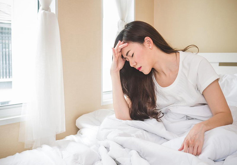 Đau đầu thường xuyên không rõ nguyên nhân là một trong những triệu chứng của bệnh ung thư máu