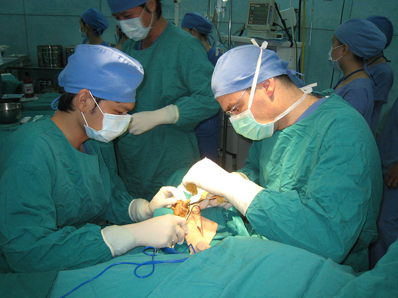 Phẫu thuật được áp dụng điều trị chủ yếu với các bệnh nhân nhằm loại bỏ các khối u tăng sinh không kiểm soát trong cổ tử cung