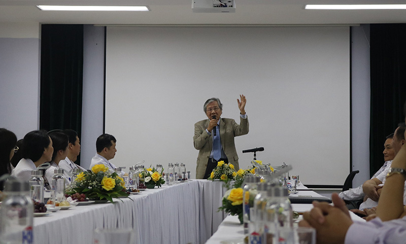 GS-BS Nguyễn Chấn Hùng đang phát biểu trong buổi tọa đàm
