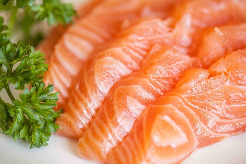Sử dụng cá hồi trong bữa ăn hằng ngày giúp giảm mỡ trong máu hiệu quả