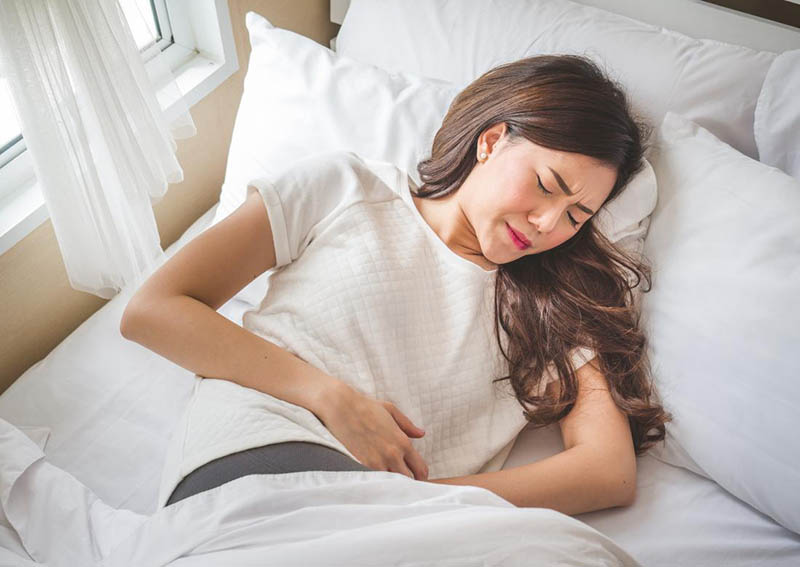 Đau hạ sườn phải là triệu chứng thường gặp của bệnh