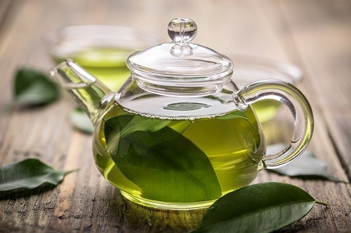 Trà xanh là thức uống lành tính, có nhiều tác dụng tuyệt vời với cho sức khỏe của bạn, trong đó có cả phòng bệnh ung thư bàng quang và tăng khả năng sống cho người bệnh. Tác dụng tuyệt vời này của trà xanh đến từ hợp chất chống oxy hóa cao EGCG có trong lá trà. 
