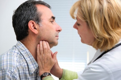 Khi không được điều trị sớm, người bệnh ung thư vòm họng sẽ thấy xuất hiện triệu chứng nổi hạch ở góc hàm