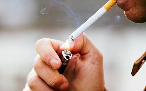 Những người hút thuốc lá cũng làm tăng nguy cơ mắc ung thư đại tràng